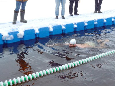 В открытом чемпионате округа по зимнему плаванию принял участие студент из Ирака