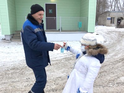 На улице Братьев Баташевых прохожие получили «Подарки от Снегурочки»