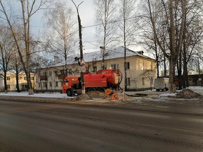 На улице Островского ремонтируют канализацию с помощью современных технологий