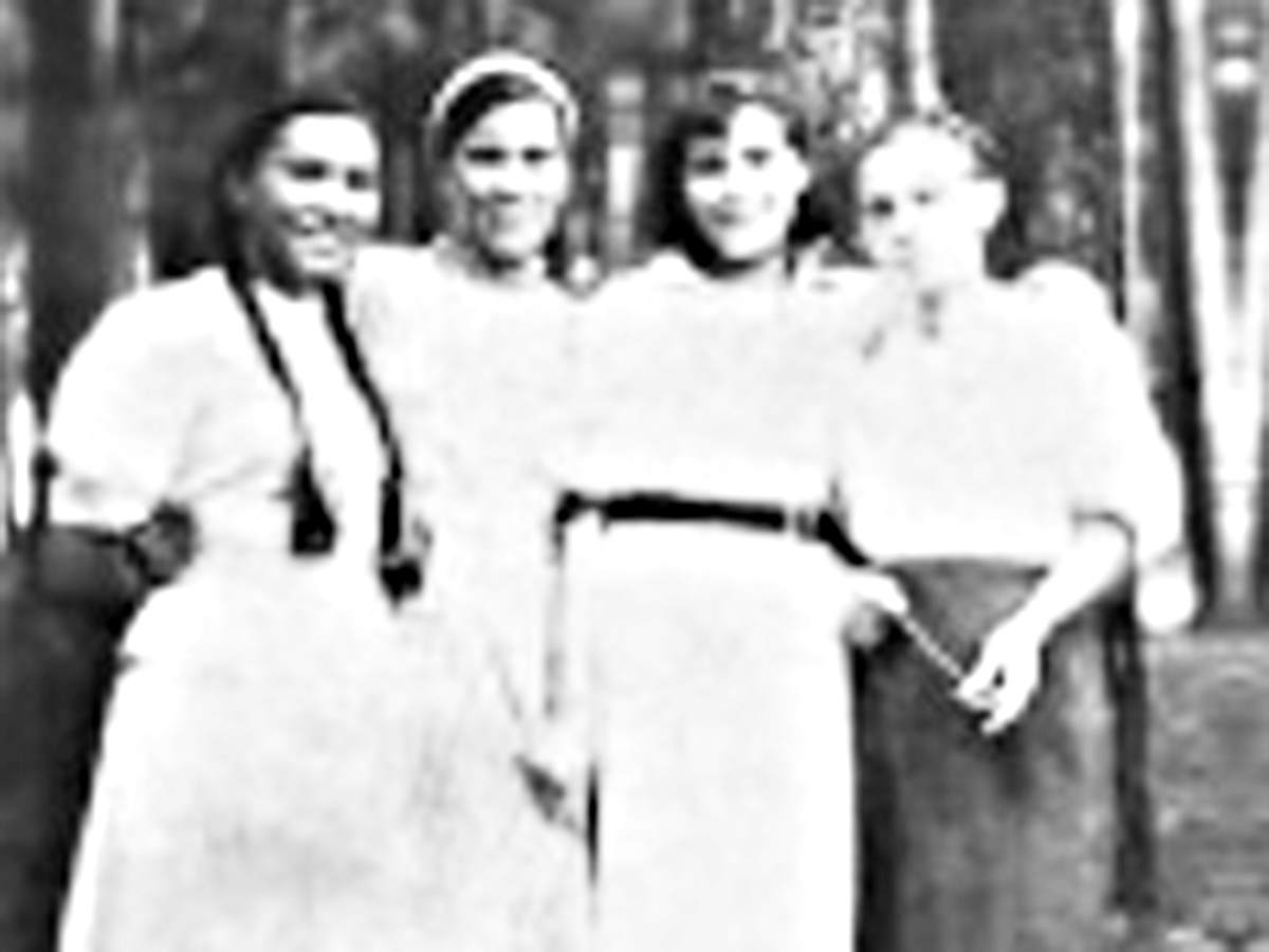 Нина-Андреева,-3-я-слева.gif