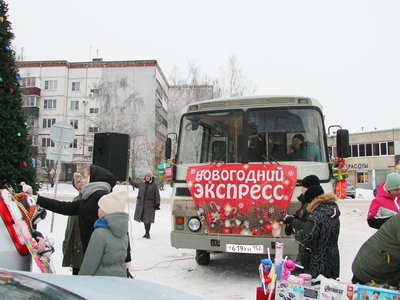 Новогодний экспресс промчался по городу