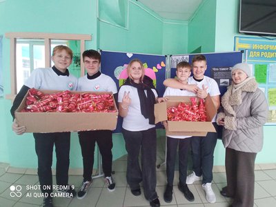 Учащиеся 7-8-х классов школы №9 участвовали в благотворительной акции «С миру по ёлке» (Выкса, 2021 г.)