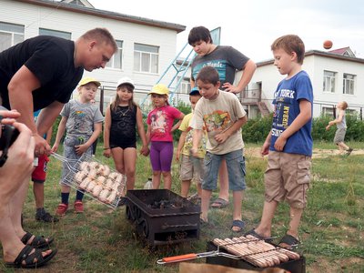 Активисты Совета молодых металлургов (СММ) ВМЗ организовали отдых на природе для воспитанников социально-реабилитационного центра (Выкса, 2018 г.)
