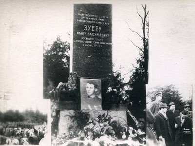 Памятник-на-могиле-И.-В.jpg