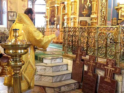 Владыка Варнава освятил 12 мемориальных плит