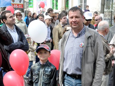 Андрей Пиганов с сыном на Первомайской демонстрации