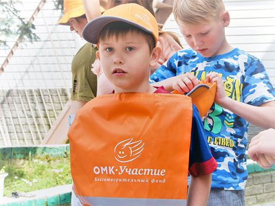 Дети из социально-реабилитационного центра для несовершеннолетних получили подарки от фонда «ОМК-Участие»