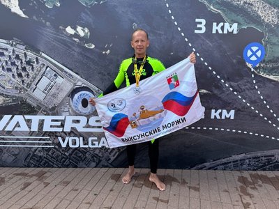 Роман Лукмазов проплыл два километра по Волге