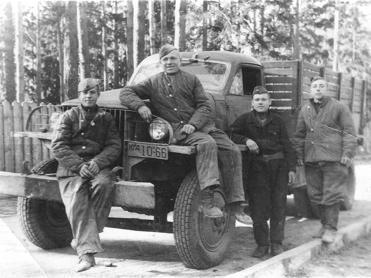 Седышев-второй-слева-сидящий-на-машине.jpg