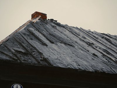 Старая крыша в сезонном домике Василия Чураева пока ещё держится, хотя невооружённым глазом видно, что кровля давно требует ремонта