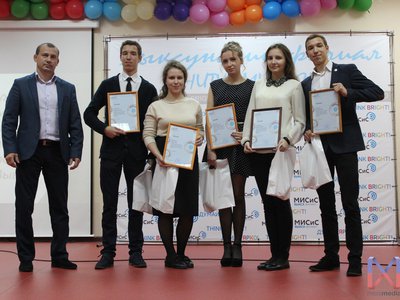 Баташевские премии школьникам вручил завод