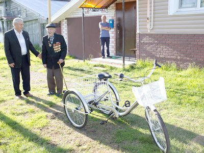 Александр Барыков подарил велосипед 93-летнему ветерану ВОВ Сергею Витушкину (Выкса,2018 год)