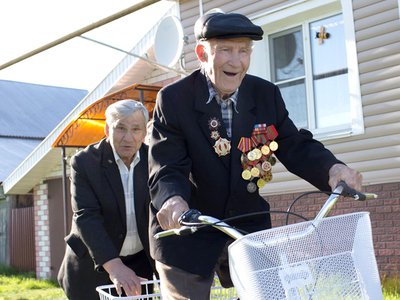 Александр Барыков подарил велосипед 93-летнему ветерану ВОВ Сергею Витушкину (Выкса,2018 год)
