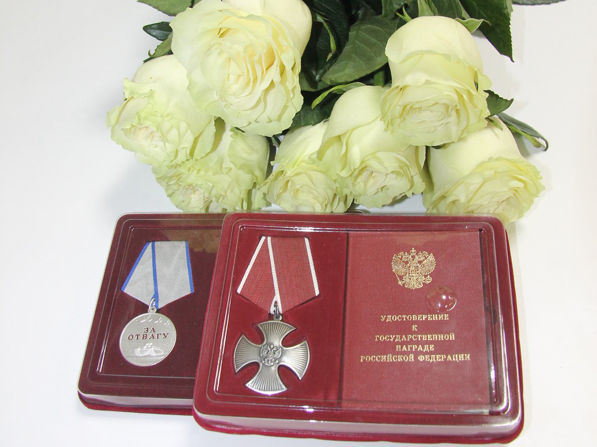 Медаль «За отвагу» и орден Мужества, которыми посмертно награждён выксунец Павел Лизунов, переданы его родителям