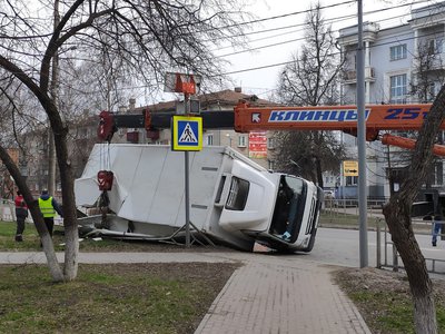 Фургон перевернулся на ул. Островского (Выкса, 2020 г.)