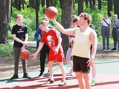 Денис Васин провёл мастер-класс по баскетболу для школьников