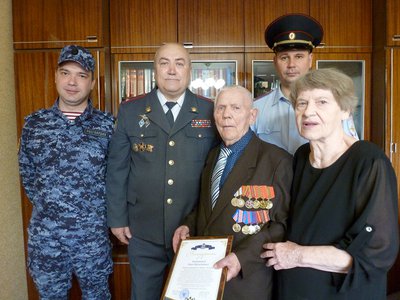 Полицейские поздравили с 90-летием майора милиции, труженика тыла Ивана Жданова