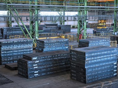 НЛМК поставил ВМЗ пять миллионов тонн стальных слябов