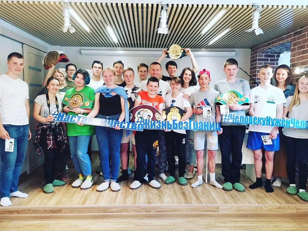 Ближнепесоченские школьники посетили «Хулиганодом» и провели автограф-сессию с чемпионом мира по кикбоксингу