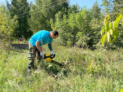 Уборка территории на Дружбе