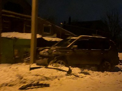 Nissan X-Trail врезался в столб на улице Титова в Досчатом сегодня около 18:00