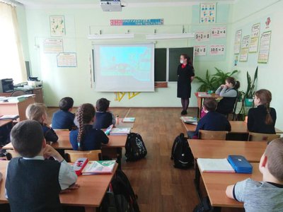 С беседой о правилах дорожного движения к учащимся начальных классов школы №4 приходила инспектор ГИБДД Ирина Назарова