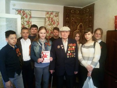 Ученики «7Б» школы №12 поздравили с наступающим праздником ветерана Александра Петровича Волкова