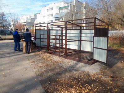 На улице Корнилова в районе дома №5 ставят новую контейнерную площадку