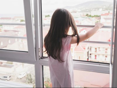 Закройте окна – рядом дети