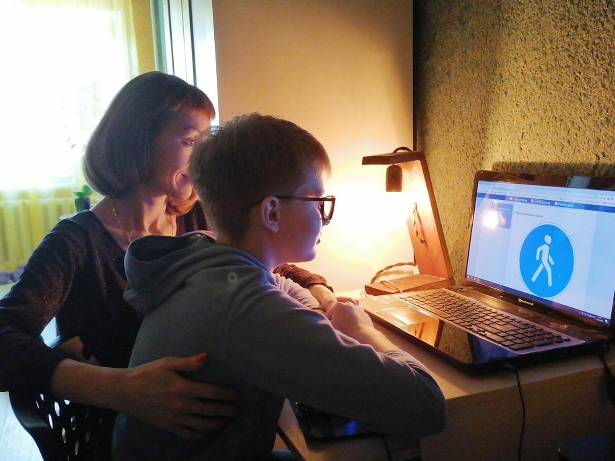 Дети с родителями за компьютером