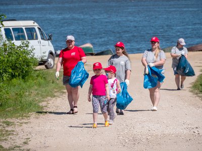 Волонтёры экологического движения ОМК очистили берег Оки