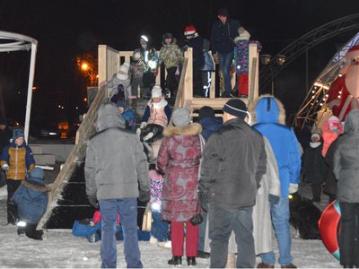 Главную ёлку округа зажгли на площади Металлургов 21 декабря