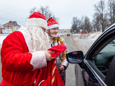 На Красной площади в Выксе дарил подарки полицейский Дед Мороз