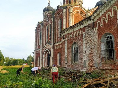 Доброхоты расчистили территорию храма в Вачском районе