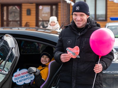 Автоинспекторы и детсадовцы поздравляли водителей с Днём всех влюблённых