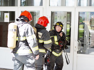 Сотрудники Выксунского завода осваивают ручной запуск автоматизированных систем пожаротушения