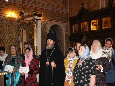 Епископ Варнава вручил многодетным родителям Патриаршие знаки материнства
