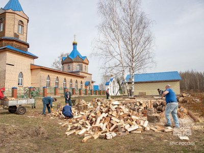 Пожарные 56-й части помогли Троицкому храму заготовить дрова