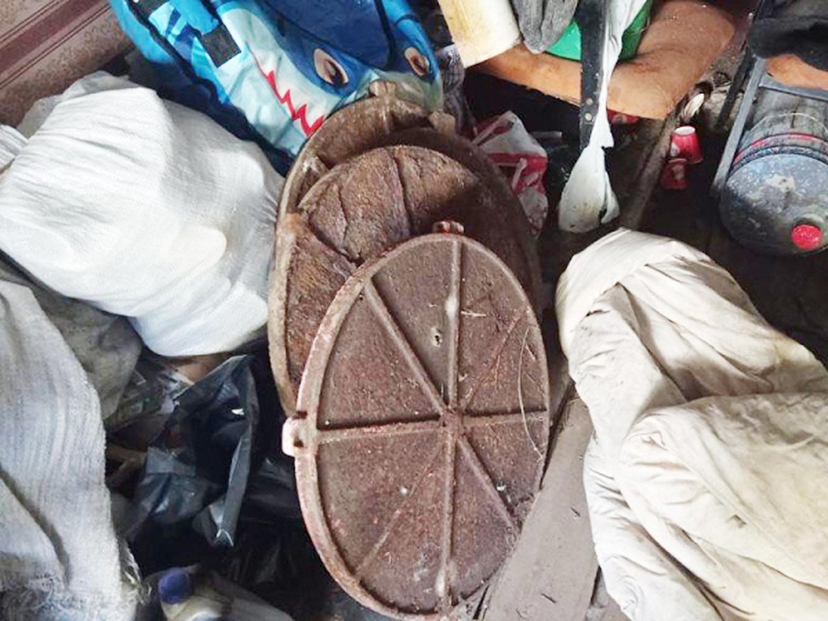В Навашине трое жителей украли канализационные люки