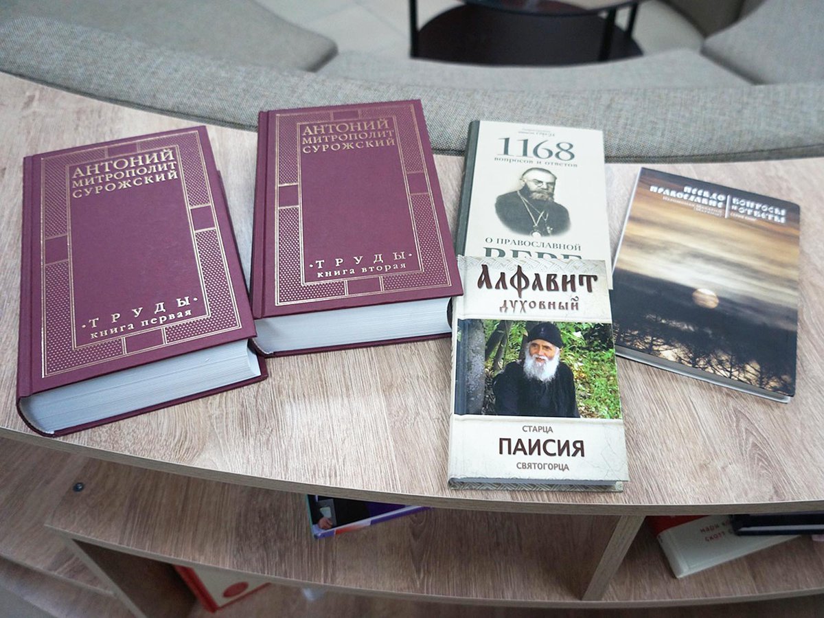 Представители Выксунской епархии подарили книги Центральной библиотеке