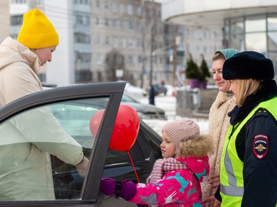 Автоинспекторы и детсадовцы поздравляли водителей с Днём всех влюблённых