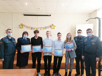 Владимир Герасимов наградил дружину юных пожарных «Пламя» из школы №12