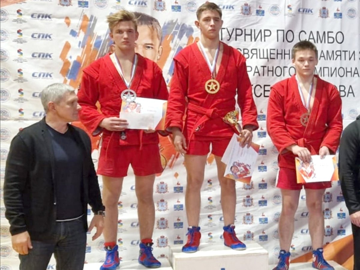 Самбисты двух спортивных школ завоевали две медали