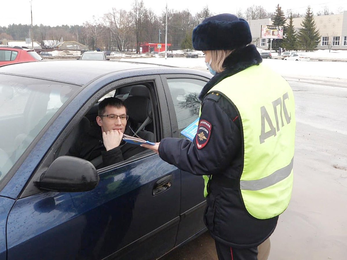 Женщины-автоинспекторы поздравили выксунских водителей с Днём защитника Отечества
