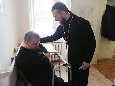 Священники побывали в Выксунском Доме ребёнка, «Пеликане» и интернате для престарелых