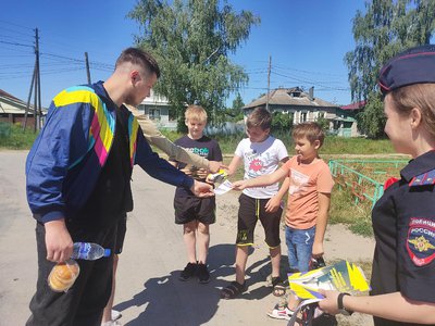 Школьники из Мотмоса побывали в роли автоинспекторов