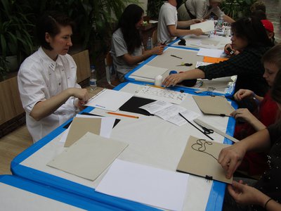 В мастерской «Зин» при школе №8 в рамках «Арт-Оврага» учились делать японские переплёты (Выкса, 2021 г.)