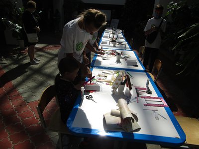 Студия детских праздников под руководством Жанны Орловой провела в школе №8 мастерскую «Открытые окна» в рамках фестиваля «Арт-Овраг» (Выкса, 2021 г.)