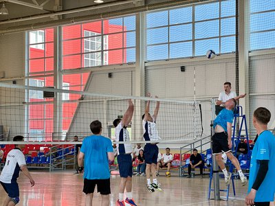 Спортсмены компаний сыграли товарищеский матч по волейболу
