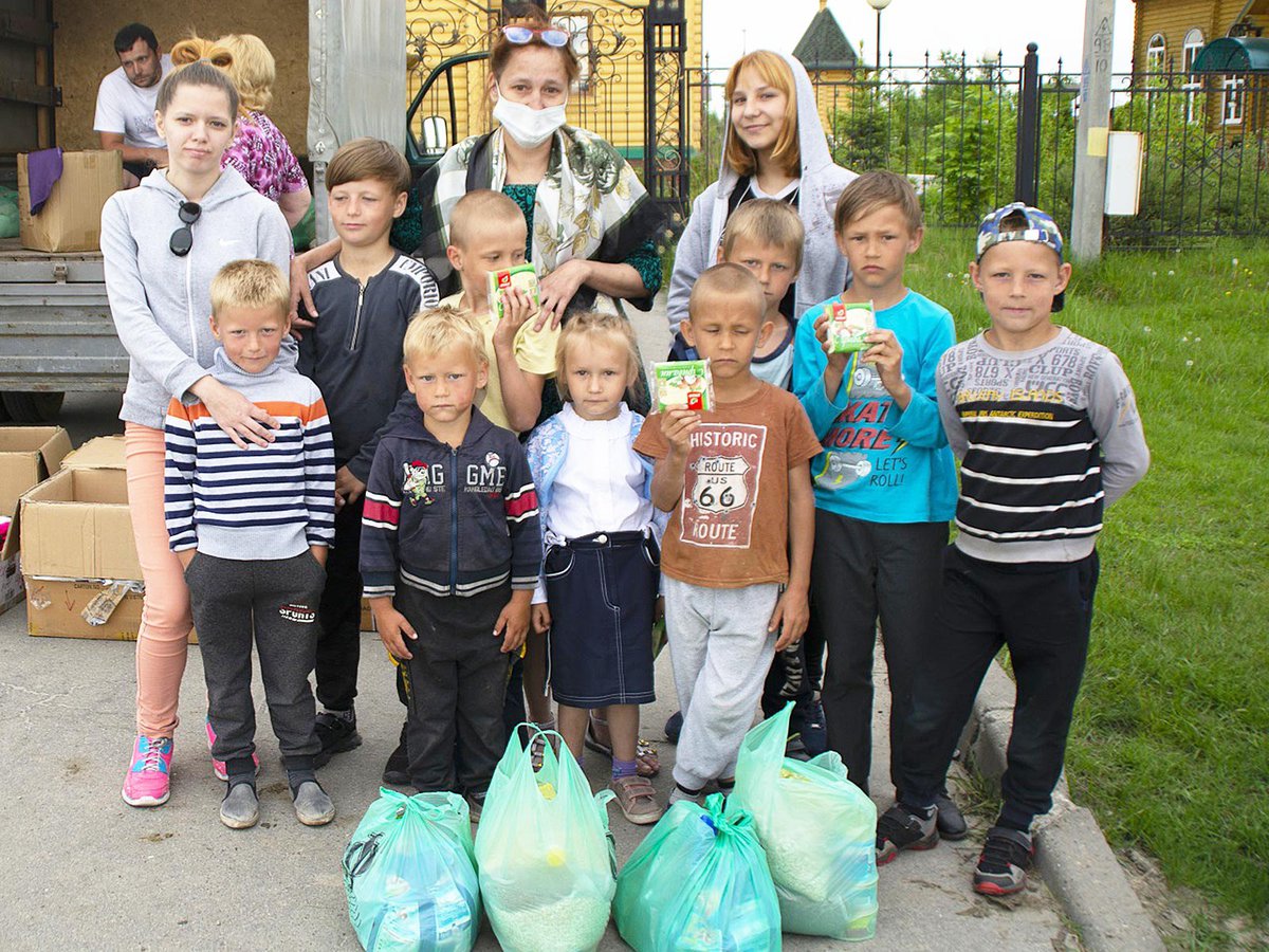 Помогаем 24. Многодетная семья. Многодетные семьи Лобня 10 детей. Выкса день защиты детей. Международный день многодетной семьи.